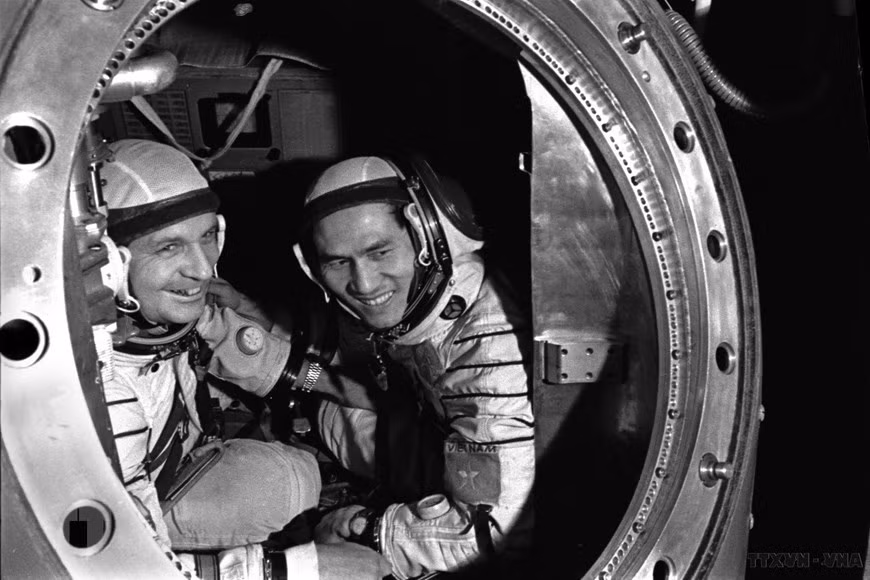 11. В 21:33:3(мск) 23 июля 1980 года из космодрома Байконур в космос был запущен 37-й корабль Союза с международным экипажем из двух космонавтов Витора Горбатко и первого вьетнамского космонавта Фам Туан. Полет совершен в рамках программы международного сотрудничества СССР и Вьетнама "Интеркосмос". (Фото: ВИА)