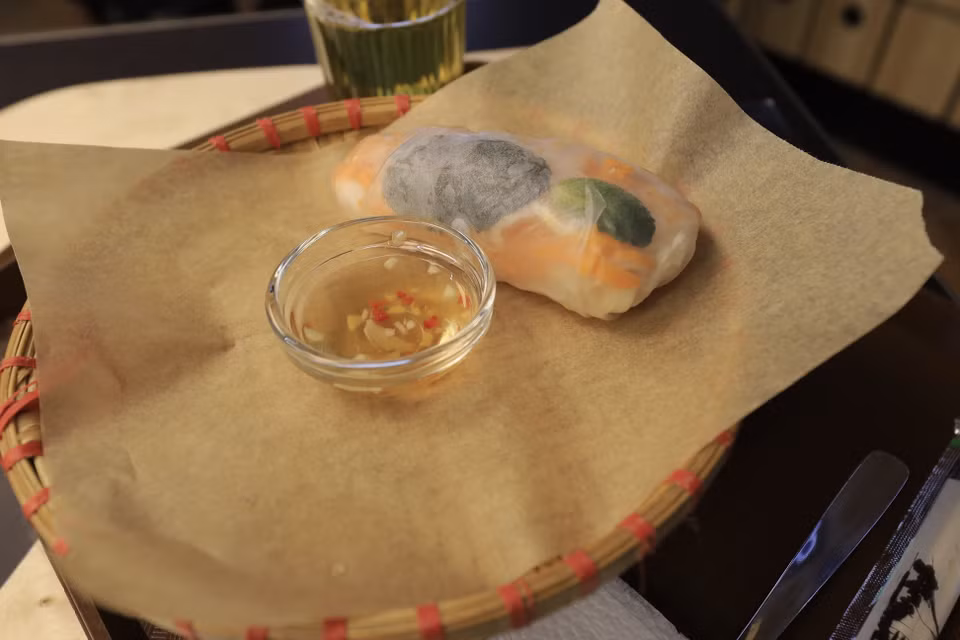 Рулетики с креветками и блюда из морепродуктов всегда привлекали местных. (Фото: ВИА)