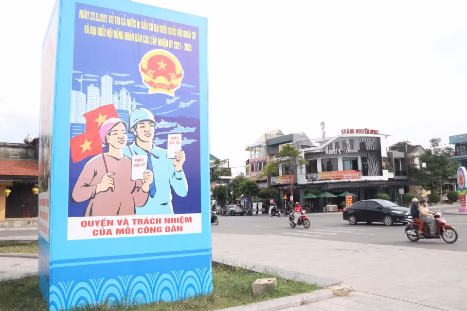 Предвыборные агитационные плакаты на улице города Донгха, провинция Куангчи. (Фото: Нгуен Ли/ВИА)