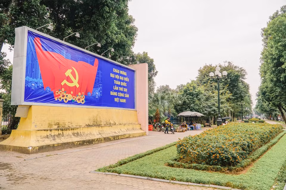 Большая панорама 13-й со содержанием о предстоящем съезде КПВ на улице Чан Нян Тонг. (Фото: Минь Хиеу/Vietnam+)