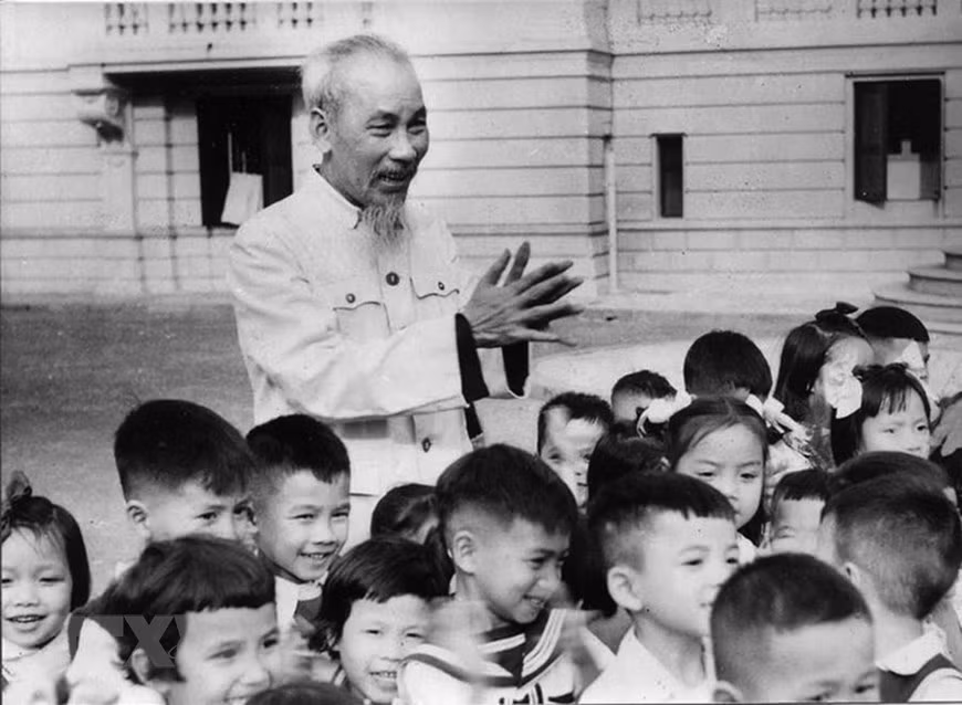 Дети поздравляют Хо Ши Мина с 70-летием в 1960 году в Президентском дворце. (Фото: архив ВИА)