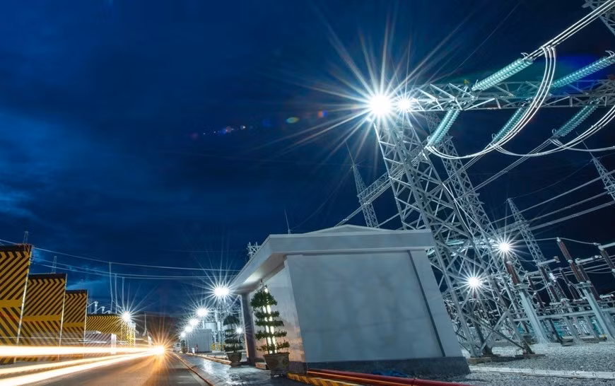 29 сентября 2020 года, группа Чунг Нам (Trung Nam Group) успешно завершила строительство трансформаторную подстанцию и линию электропередачи 220/500 кВ в сочетании с солнечной энергией Чунгнам-Тхуаннам, обслуживая систему передачи электроэнергии в провинции Ниньтхуан, а также национальную инфраструктуру передачи электроэнергии. (Фото: ВИА)