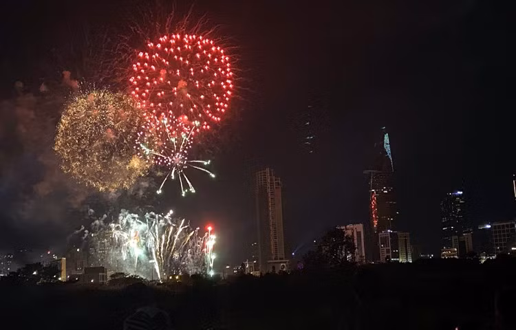 Фейерверк освещает небо Хошимина, приветствуя Новый 2021 год (Фото: ВИА)