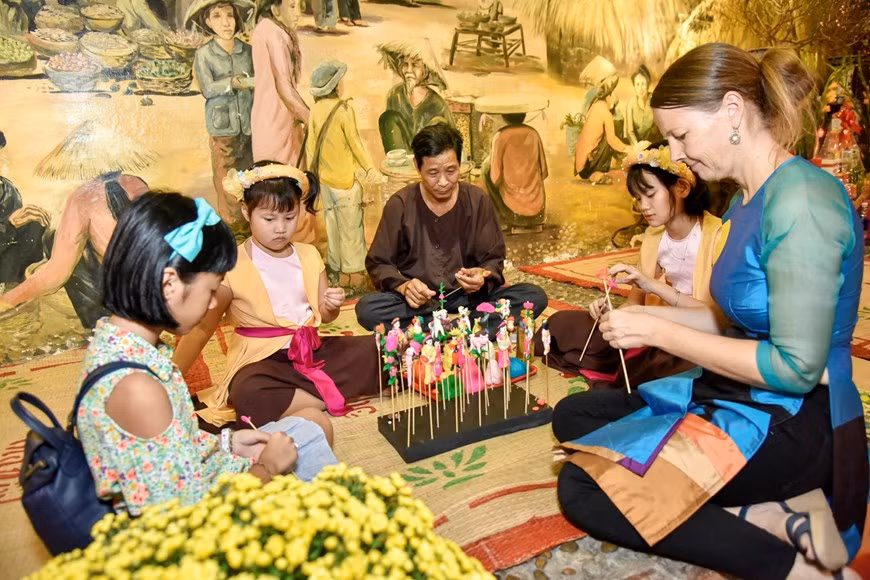 Учат лепить «то хе» у ремесленников. (Фото: Vietnam +)