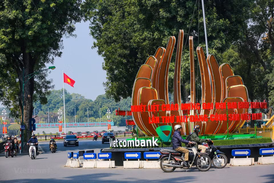 В эти дни столица как будто «одевает новый ныряд». (Фото: Минь Шон/ Vietnam+)