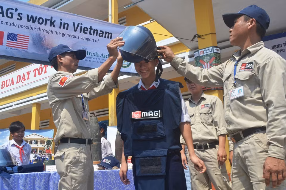 Landmine Advisory Group - MAG (гуманитарная неправительственная организация Великобритании) организует коммуникацию и обучение по предотвращению взрывов бомб, мин и взрывчатых веществ для учащихся средней школы Нгуен Хиен, уезд Тхангбинь, провинция Куангнам (апрель 2013 г.). (Фото: Хыа Тьюнг/ВИА)