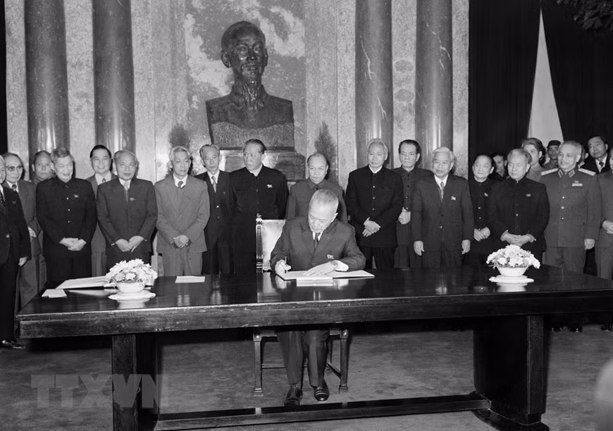 10. Исполняющий обязанности президента Социалистической Республики Вьетнам Нгуен Хыу Тхо подписывает Указ об объявлении новой Конституции (декабрь 1980 г.). (Фото: ВИА)