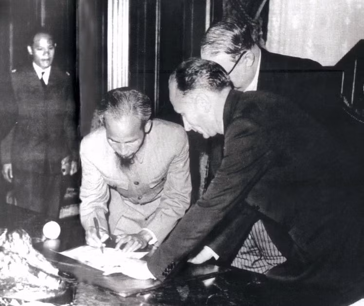 14 сентября 1946 года в Париже президент Хо Ши Мин подписал с Францией Временное соглашение, признавающее ряд экономических и культурных интересов Франции во Вьетнаме, тем самым выиграть время для создания и укрепления военной силы, молодого революционного правительства, чтобы подготовить к вступлению в длительную войну сопротивления. (Фото: архив/опубликовано ВИА)