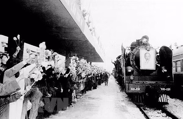 4 января 1977 года железнодорожный поезд Тонгнят из Хошимина прибыл в Ханой на радость жителей столицы, официально открыв железную дорогу Север-Юг. (Фото: ВИА)