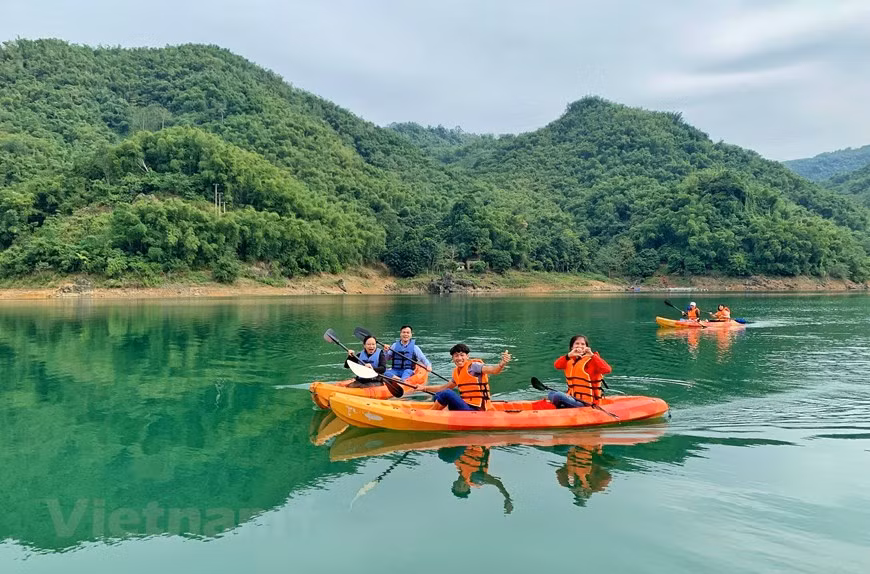 Гонка на каяках на зеленом озере. (Фото: Vietnam +)