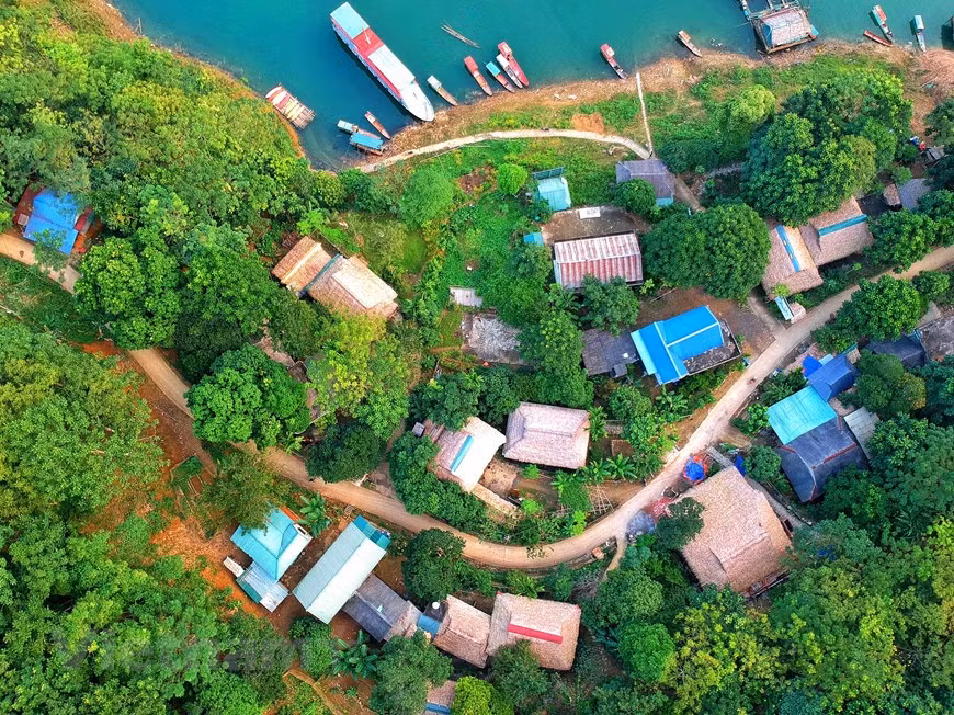 Умиротворяющая красота деревни Мыонгов в горах, на берегу озера. (Фото: Vietnam +)