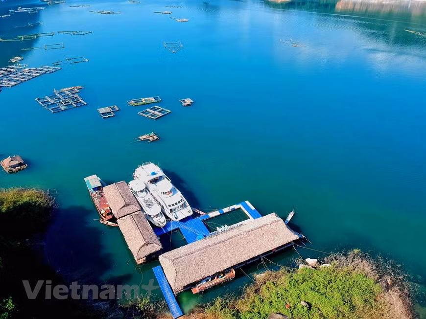 Пейзаж вокруг ресторана и свежий воздух на озере. (Фото: Vietnam +)