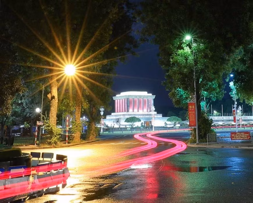 Мавзолей Хо Ши Мина осенней ночью августа. (Фото: ВИА)