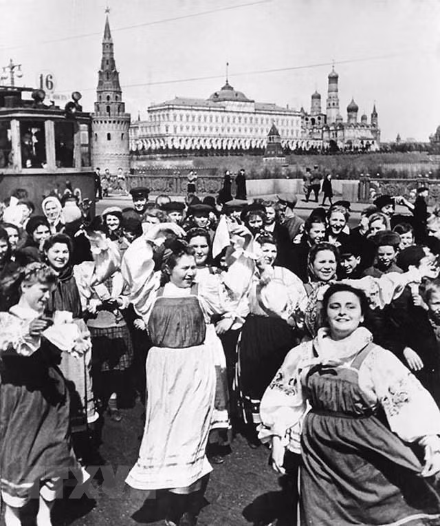 Жители Москвы танцуют в день победы. Празднование Дня победы над фашизмом (ежегодно в 9 мая) - это дата чествования истинных ценностей этой исторической победы, это день благодарности за великие жертвы народов всех стран, в том числе и советского народа. Это есть подходящий случай напомнить всему миру, что нельзя допустить кошмар фашизма снова вернуться. (Фото из международного архива / ВИА)