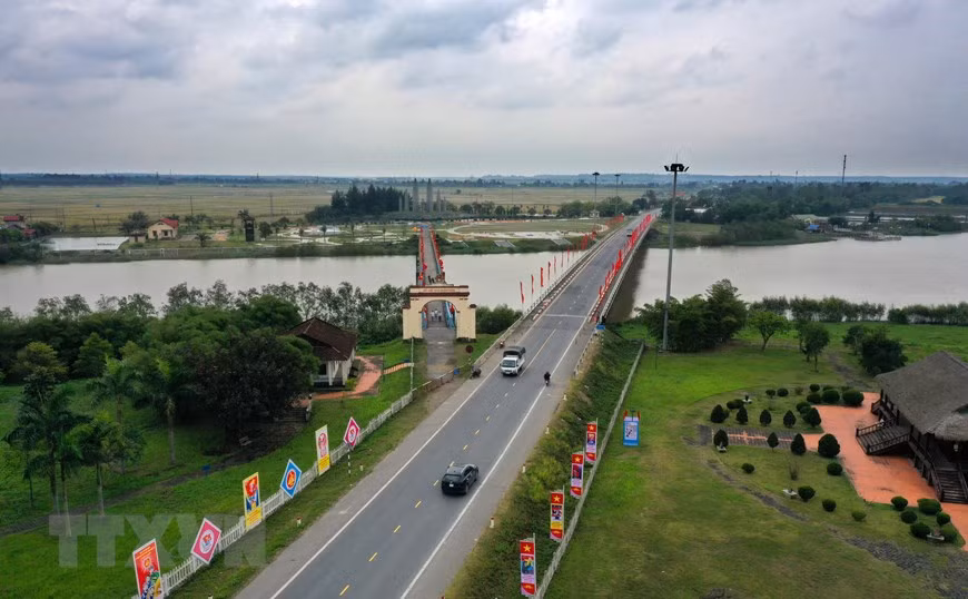 Историческое место "Мост Хьенлыонг - река Бенхай", место разделение Вьетнама на две части по женевскому соглашению, находится на пересечении национальной дороги № 1А и реки Бенхай (северный берег принадлежит общине Виньтхань, уезд Виньлинь; южный берег принадлежит общине Чунгхай, уезд Жолинь, провинция Куангчи). (Фото: Хо Кау / ВИА)