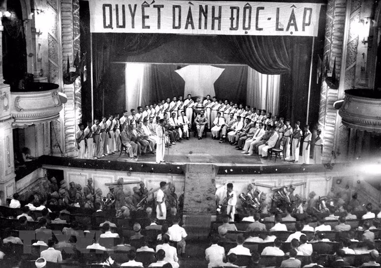 5 ноября 1945 года по всей стране был установлен режим «Всенародного сопротивления», чтобы продемонстрировать поддержку всего населения ожесточенной борьбе на Юге Вьетнама. В Ханое президент Хо Ши Мин присутствовал и выступил с речью в Ханойском оперном театре. (Фото: из архива/ВИА)