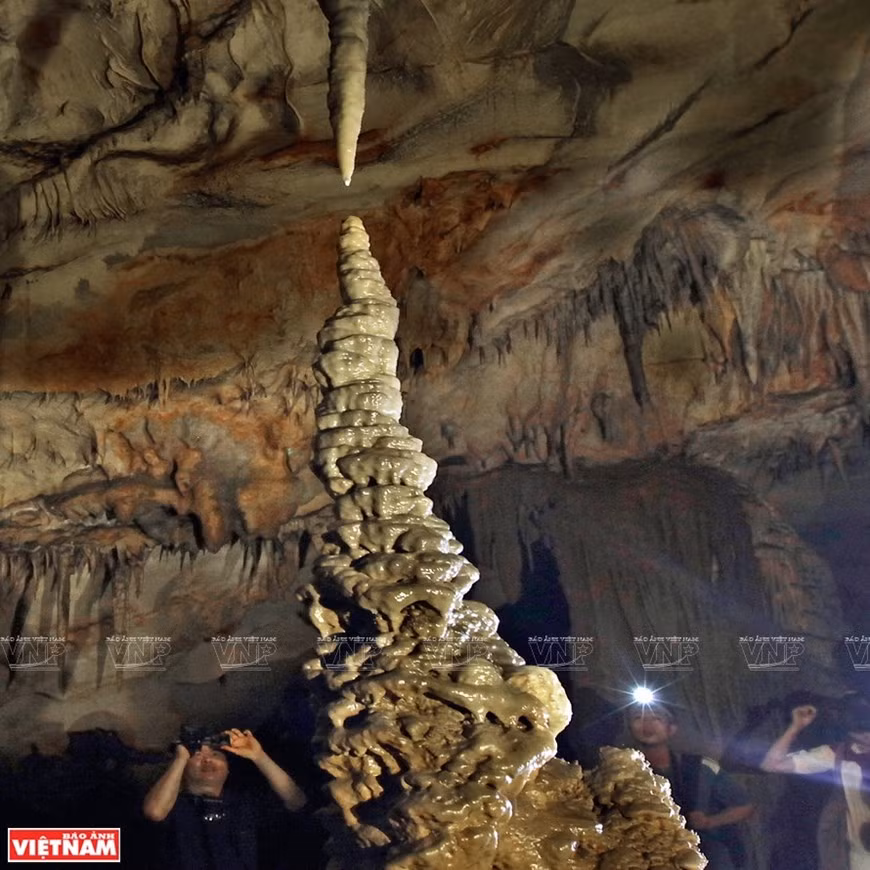В глубине пещеры находятся уникальные сталактиты (Фото: ВИА).