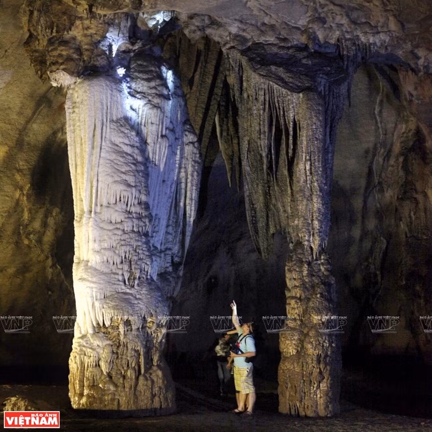 Туристы поражаются красоте и уникальности сталактитов в пещере (Фото: ВИА)