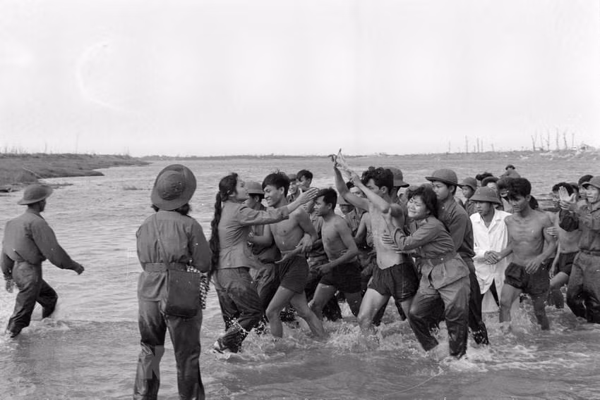 Фотография “Трогательная встреча солдат на реке Татьхан” (провинция Куангчи) 1973 г. в фотоподборке “Победители вернулись из тюрьмы” автора Тью Тьи Тханя получила Государственную премию в сфере литературы и искусств, 2011 год. (Фото: Тью Тьи Тхань / ВИА)