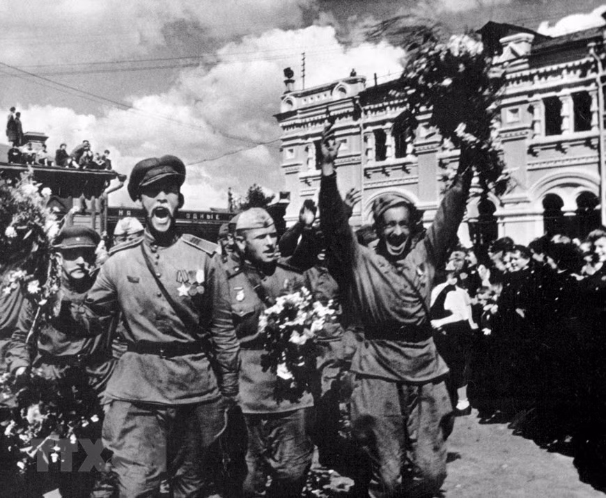 День победы отмечается ежегодно 9 мая. Это есть случай для того, чтобы прогрессивное человечество почитало истинные ценности этой исторической победы, выразило благодарность за огромные жертвы народов всех стран, в том числе и советского народа, в борьбе за свободу и процветание человечества. На фотографии: Советские красноармейцы празднуют победу в Москве. (Фото из международного архива / ВИА)