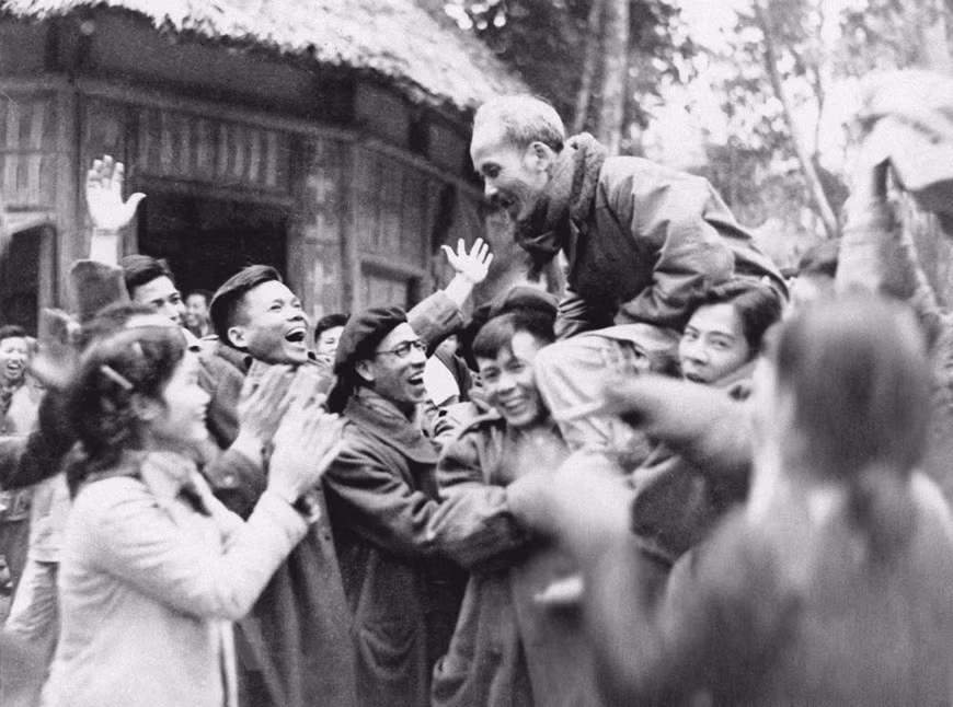 Делегаты на съезде по объединению сил Вьетминь-Лиенвиет (3-7 марта 1951 г.), поздравили президента Хо Ши Мина с присвоением звания почетного председателя Вьетнамского фронта Лиенвиет. (Фото: из архива/ВИА)