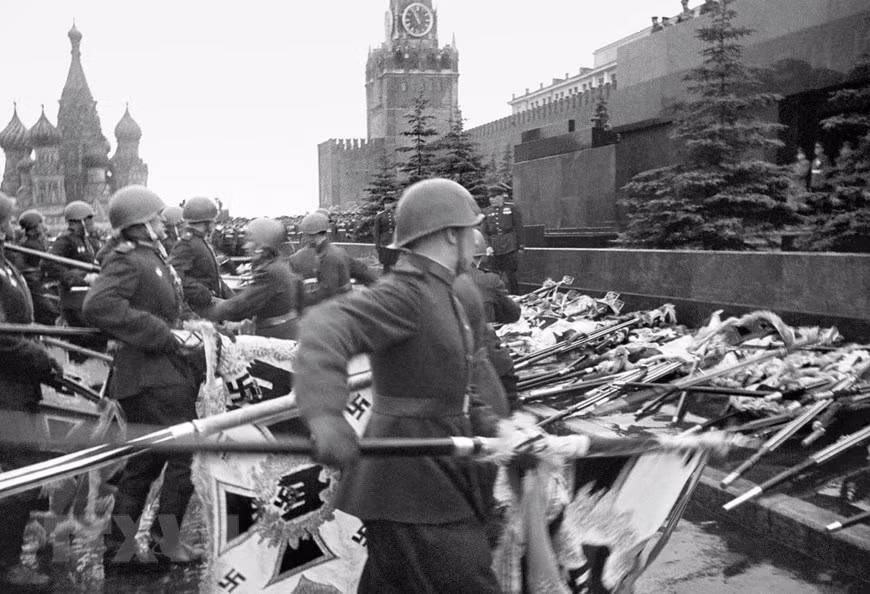 75 лет назад победа в войне против фашизма навсегда становится блестящей вехой в истории человечества. Эта победа изменила конъюнктуру, создав важную предпосылку, чтобы перенести мир в новую эру развития. На фотографии: Флаги гитлеровской армии был брошен у подножия Кремлевской стены на Красной площади в Москве на параде в честь Дня Победы, 24 июня 1945 года. (Фото из международного архива / ВИА)