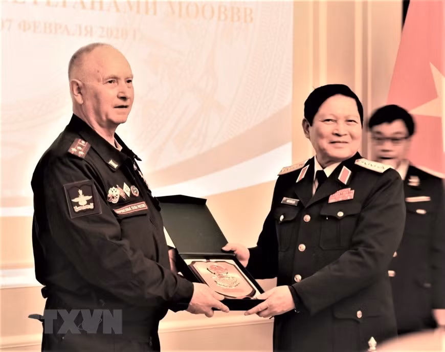 Полковник ПВО Алексей Скреблюков - председатель Санкт-Петербургского отделения Межрегиональной ассоциации ветеранов войны во Вьетнаме (Российская Федерация) сфотографировался с министром обороны Вьетнама Нго Суан Лить в Санкт-Петербурге. (Фото: ВИА)