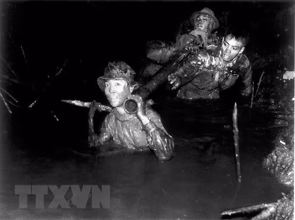 Автор Чан Бинь Кхуой (Хай Ньип) был удостоен Государственной премии в 2006 году за фотографию “Партизаны в Камау доставляют пушки для атаки базы Кайкое” 1965 г. (Фото: Чан Бинь Кхуой / ВИА)