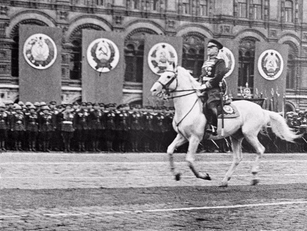 День победы отмечается ежегодно 9 мая. Это есть случай для того, чтобы прогрессивное человечество почитало истинные ценности этой исторической победы, выразило благодарность за огромные жертвы народов всех стран, в том числе и советского народа, в борьбе за свободу и процветание человечества. На фотографии: Советский маршал Георгий Жуков приветствует красноармейцев на церемонии Победы на Красной площади в Москве 24 июня 1945 года. (Фото из международного архива / ВИА)
