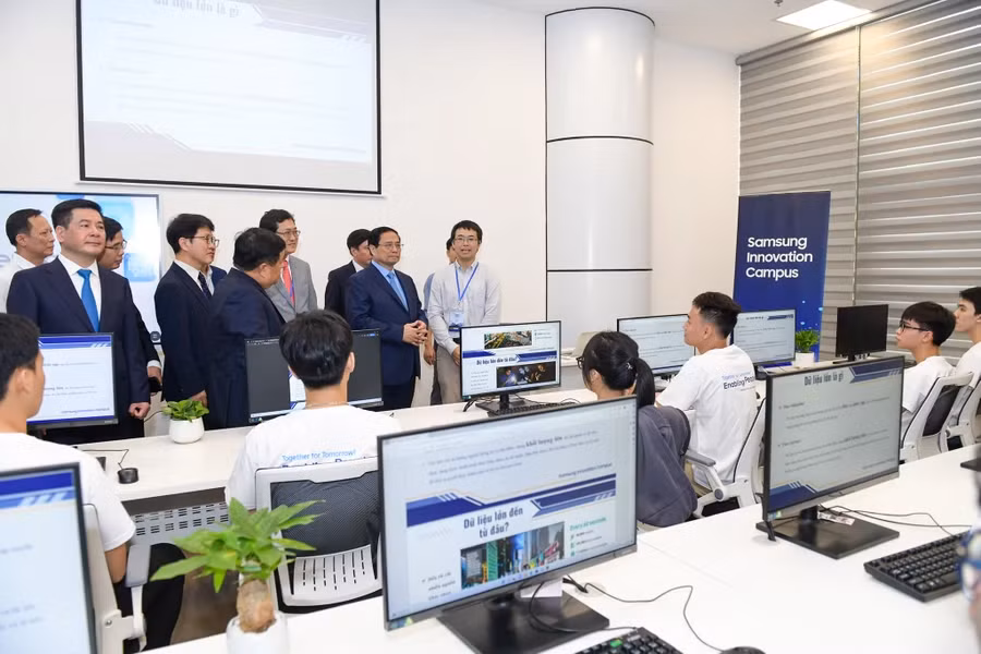 В тот же день были официально открыты лаборатория Samsung Innovation Campus и инкубационный центр по разработке чипов. Лаборатория Samsung Innovation Campus демонстрирует приверженность южнокорейской группы активной поддержке NIC, чтобы стать колыбелью для подготовки технологических талантов, которые ведут национальные инновации в будущее. (Фото: Вьетнам+)