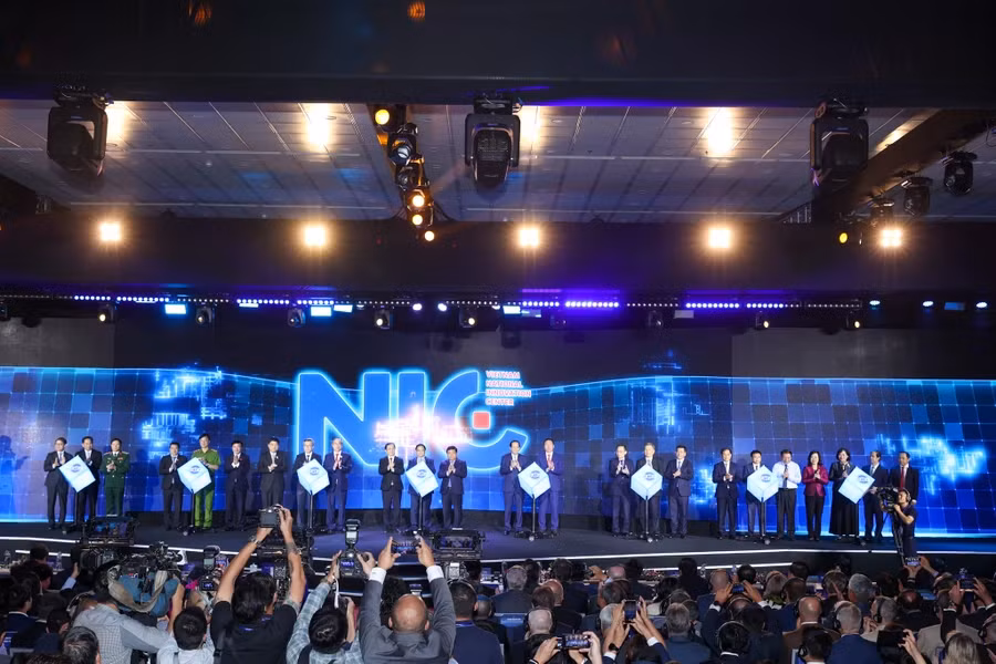 Создание NIC является решительным шагом правительства по конкретизации резолюции Политбюро № 52-NQ/TW о некоторых руководящих принципах, политик с целью инициативного участия в Промышленной революции 4.0. Открытие объекта NIC Хоалак и ввод его в эксплуатацию - это усилия Министерства планирования и инвестиций, нацеленные на то, чтобы превратить NIC в ядро, способствующее экономическому росту. (Фото: Вьетнам+)