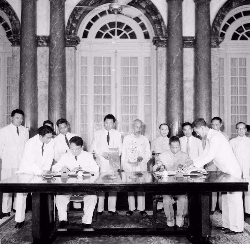 6 сентября 1959 года в Президентском дворце президент Хо Ши Мин присутствовал на церемонии подписания документов о дружбе между Вьетнамом и Монголией. Фото: ВИА