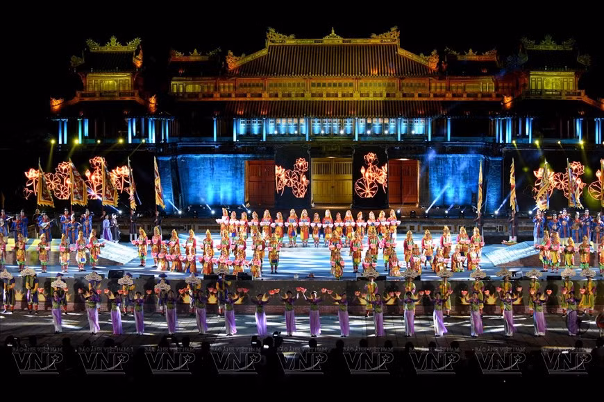 Luc cung hoa dang (подношение шести цветочных ламп), знаменитый танец в королевской музыкальной системе двора Хюэ (Фото: ВИА)