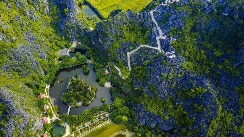 Пройтись 400 каменных ступеней от подножия горы до вершины. (Фото: ВИА)
