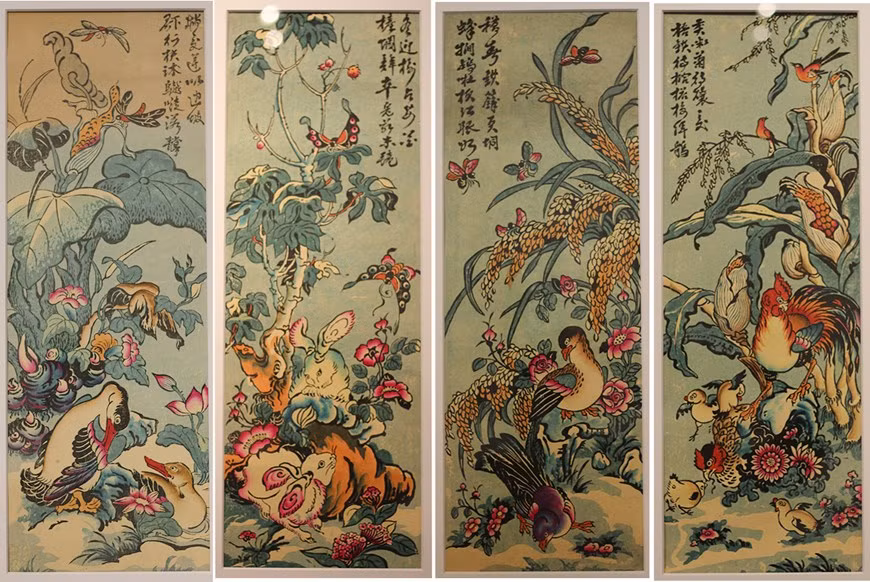 Создавая картину Хангчонг (Hang Trong), мастер начинает с ксилографии для печати черных контуров, затем прорисовывает детали и, наконец, раскрашивает картину вручную. Поскольку основная часть процесса выполняется руками мастера, изображения Хангчонг немного отличаются друг от друга, поэтому они становятся более ценными для требовательных покупателей в Ханое. Народные лубочные картинки на тему «кот – мыши» – интересная тема. Картинки не только имеют довольно особенную постановку, но их содержание также объясняется по-разному. Картина «Мышиная свадьба» деревни Донгхо известна и популярна, но этот сюжет также встречается в народных картинках Хангчонг. Сегодня традиция росписи Хангчонг практически утеряна. Новые фотографии в Хангчонг больше не появляются из-за отсутствия интереса со стороны молодого поколения. (Фото: Минь Ань/ Vietnam+)