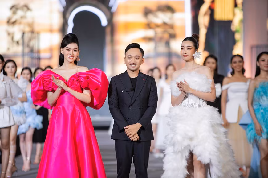 Премьера показа мод Vietnam Beauty Fashion Fest состоялась в провинция Тхайнгуен, где собрались культовые миссы и вице-миссы Вьетнама. (Фото: Vietnam +)
