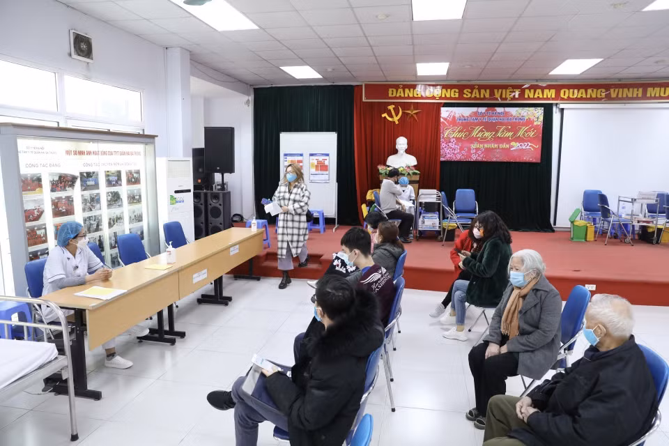 Люди приходят сделать прививку от COVID-19 на прививочный пункт в районе Хайбачынг. (Фото: ВИА)