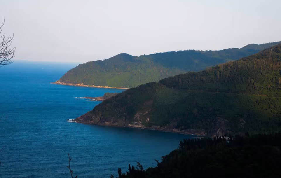 Перевал Хайван идет вдоль моря и отличается особой красотой. (Фото: ВИА)