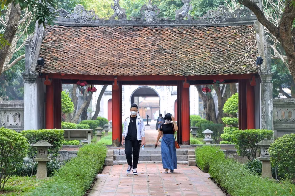 Туристы в храме литературы - Quoc Tu Giam. (Фото: ВИА)