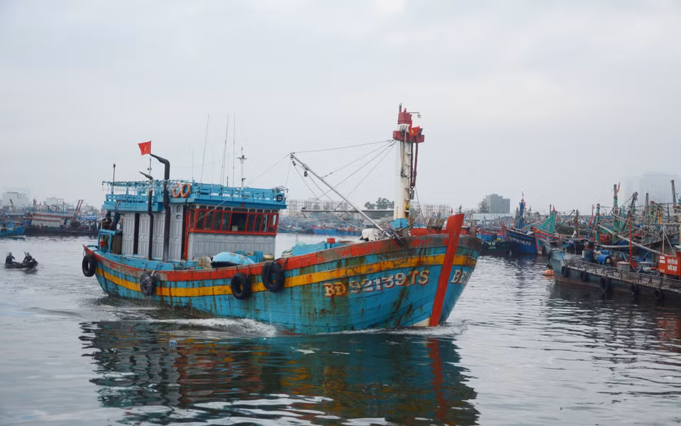 Лодки отправляются друг за другом в море в рыбацком порту Тхокуанг. (Фото: ВИА)