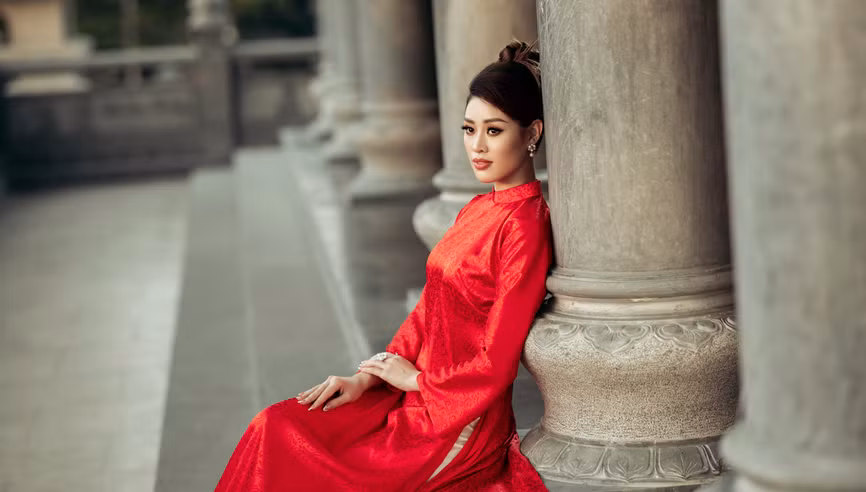Мисс Кхань Ван блестяще красива в длинном аозай. (Фото: Vietnam +)