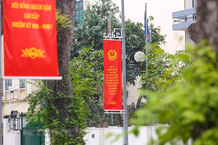 Согласно Закону о выборах депутатов Национального собрания и народных советов, не позднее 28 апреля 2021 года Национальный избирательный совет должен составить и объявить официальный список кандидатов в депутаты по каждому избирательному округу в стране. За месяц до выборов, кандидаты прошли 5-этапный процесс с 3 раундами консультаций, и окончательный список кандидатов почти составлен. По результатам второй консультативной конференции Президиума ЦК Отечественного фронта Вьетнама (ОФВ), 28 марта 2021 года Постоянный комитет Национального собрания (НС) принял постановление о второй корректировке структуры, состава и количества кандидатов от центральных органов, организаций. По предварительным подсчетам, что на всеобщих выборах 23 мая 1.000 кандидатов будут претендовать на депутатские места в законодательном органе Вьетнама 15-го созыва. (Фото: Vietnam+)