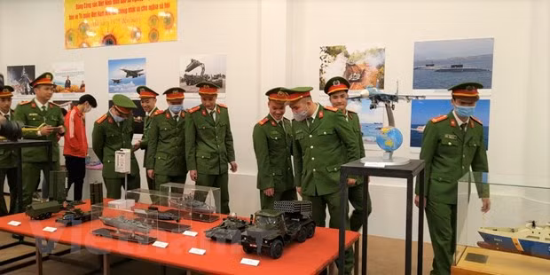 Изюминкой мероприятия является выставка, которая знакомит с фотографиями и документами о рождении Коммунистической партии Вьетнама (3 февраля 1930 г.), вживую воспроизводит 91-летнюю историю становления и развития Коммунистический партии Вьетнама, отражает роль президента Хо Ши Мина в создании и обучении вьетнамской компартии, а также пионерской организации рабочего класса в объединении патриотических классов и слоев для создания революционных сил, стремясь к успешному августовскому всеобщему восстанию в 1945 году и созданию государства Демократическая Республика Вьетнам. Часть содержания также показывает этапы, на которых партия руководила делом строительства и укрепления революционного правительства, проведения войны сопротивления французским колонизаторам (с 1945 по 1954 год) и войны против США за спасение страны, чтобы полностью освободить Юг и воссоединить Вьетнам (с 1954 по 1975 год); сосредоточено внимание на социально-экономическом восстановлении, преодолении чрезвычайно тяжелых последствий войны, твердой защите суверенитета страны и выполнении благородного международного обязательства помочь Камбодже избежать режима геноцида. (Фото: Вьетнам+)