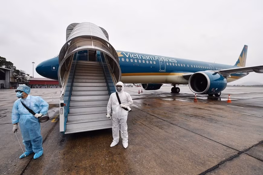 Vietnam Airlines дезинфицируют все самолеты, выполняющие рейсы из материкового Китая, Тайваня, Гонконга, Макао и Бангкока во Вьетнам для профилактики коронавируса. Авиакомпания также изменила предоставление некоторых услуг на борту своих самолетов: на всех рейсах, продолжительность менее 2,5 часов, Vietnam Airlines приостанавливает услуги питания пассажиров, кроме раздачи питьевой воды в бутылках и упакованных закусок по желанию пассажиров. На рейсах в Китай, включая Тайвань, Гонконг и Макао, все не выпитые пассажирами во время рейса напитки будут уничтожаться. Vietnam Airlines также перейдет на бумажные салфетки вместо хлопковых на всех рейсах. Пассажирам не будут предоставляться подушки, а плед будет доступен только пассажирам, нуждающимся в медицинской помощи и на рейсах продолжительностью менее 4 часов. (Фото: Vietnam +)