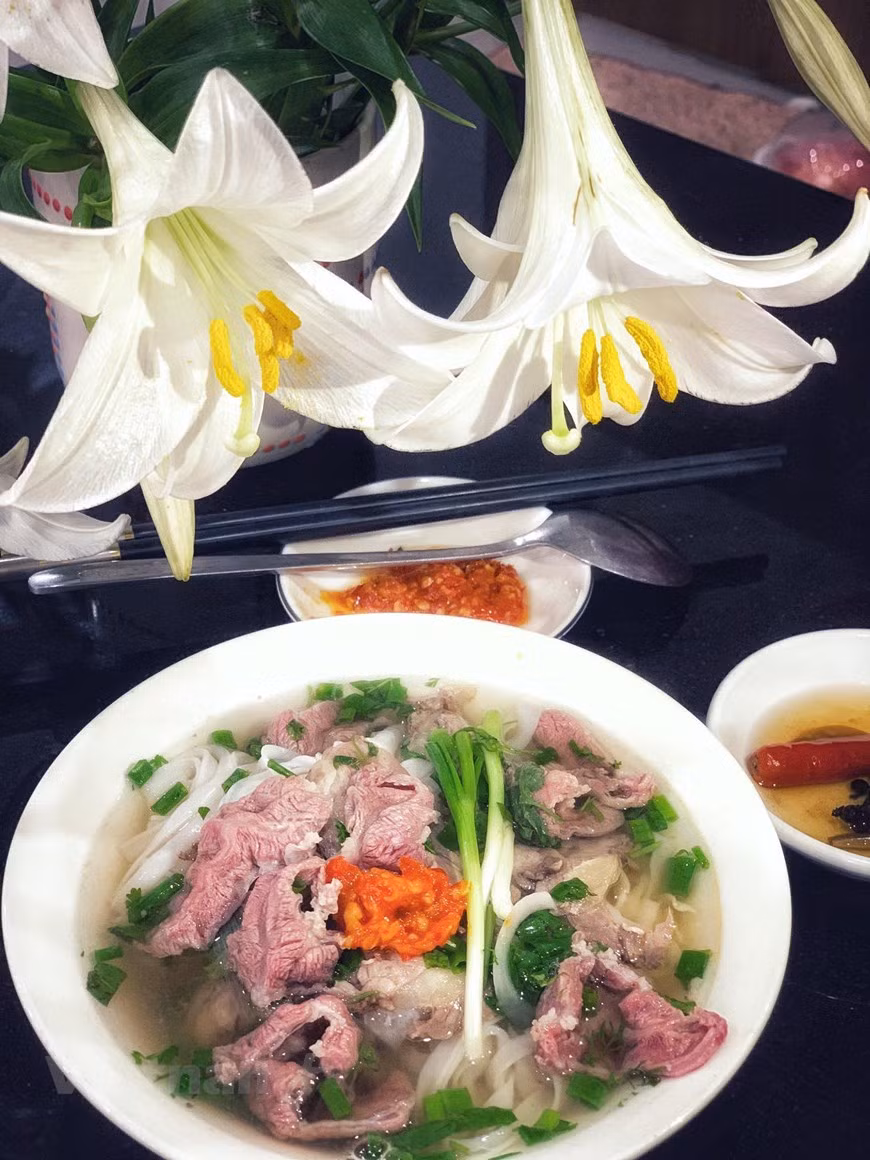 Национальная кулинарная гордость вьетнамцев – мясной суп Фо. Он готовится из прозрачного бульона, свежего мяса и лопуха. Из приправ добавляются базилик, мята, лам и ростки бобов мунг.Суп Фо имеет несколько рецептов, на самый популярный с фо-лапшой и мясом. Все ингредиенты для супа готовятся вручную поварами, но, если вьетнамцы варят суп дома, могут некоторые компоненты купить уже готовыми.В Ханое в 20-х годах прошлого века открылся первый во Вьетнаме ресторан, специализирующийся на Фо. Из традиционного блюда, от которого приходят в восторг любители вьетнамской кухни, Фо превратился во всемирно известный кулинарный бренд, представляющий собой самую уникальную квинтэссенцию вьетнамской кулинарной культуры. Сегодня фо популярен по всей стране и имеет множество вариаций на любой вкус. (Фото: Vietnam+)