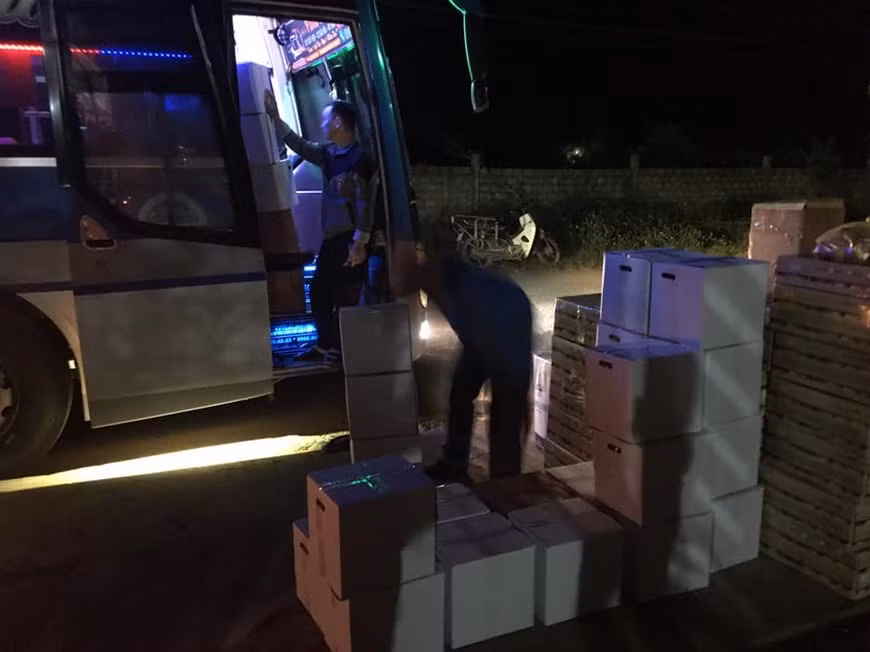 Компания Phu Quy Farm Products предоставляет хорошую и стабильную работу малообеспеченным людям, одиноким женщинам, представительницам этнических меньшинств, женщинам в трудных обстоятельствах и людям с ограниченными возможностями. Помимо этого, Phu Quy Farm Products развивает производственные процессы, связывают домохозяйства и получают свежие продукты от фермеров. Раньше работа фермеров была очень тяжелой, однако теперь компания помогает им почувствовать себя в безопасности на производстве. Акционерное общество Phu Quy Farm Products построено на модели социального предприятия, где бизнес связан с социальной ответственностью, обществом и защитой окружающей среды. Г-жа Ле На поделилась, что, если вклад сельского хозяйства в ВВП высок, страна навсегда останется бедной, а если повышать вклад сферы услуг в ВВП, то страна превратится в богатую и сильную. (Фото: Vietnam+)