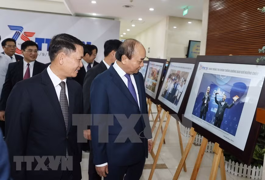 Премьер-министр Нгуен Суан Фук и делегаты посещают фотовыставку на тему “75 лет Вьетнамскому информационному агентству - поток официальной информации, который никогда не прекращается” в рамках церемонии, посвященной 75-летию основания Вьетнамского информационного агентства (15 сентября 1945 г. - 15 сентября 2020 г.) (Фото: ВИА)