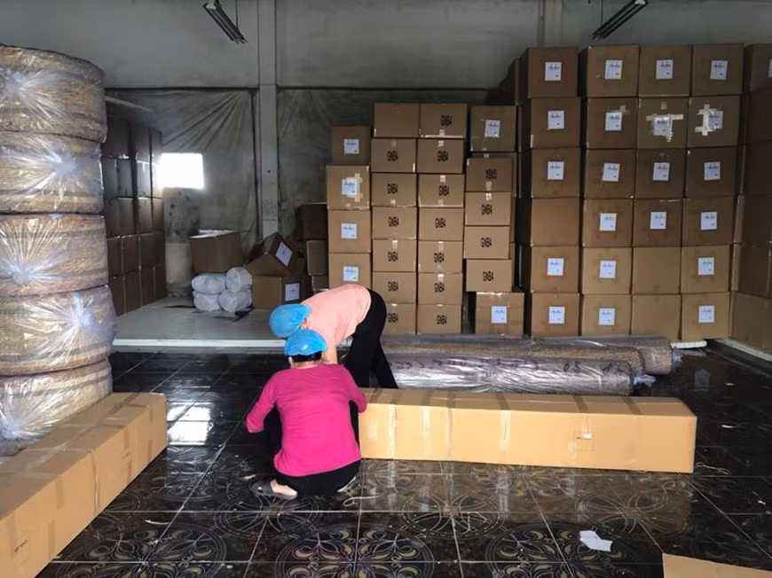 В текущей ситуации сами малые и средние предприятия также должны активно применять цифровые платформы в производственной и деловой деятельности, чтобы объединить торговлю для совместного использования ресурсов; активно менять режим удаленного управления и администрирования производственно-хозяйственной деятельности; соблюдать требования к решениям, которые помогают снизить распространение заболеваний, повысить производительность труда сотрудников, а также повысить корпоративную прозрачность. Наряду с этим, система кредитных организаций и банков нуждается в координации для связывания и интеграции решений, которые помогут бизнесу более удобно развертывать электронную коммерцию за счет интеграции электронных кошельков, системы цифровых подписей или других платежных инструментов и делают бизнес-операции прозрачными. Это также и способ автоматической оценки стоимости бизнеса в режиме реального времени, что поможет предприятиям привлечь ресурсы инвесторов. (Фото: Vietnam+)