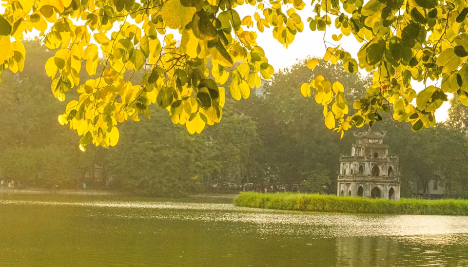 Осенний полдень на озере Хоанкием. (Фото: ВИА)