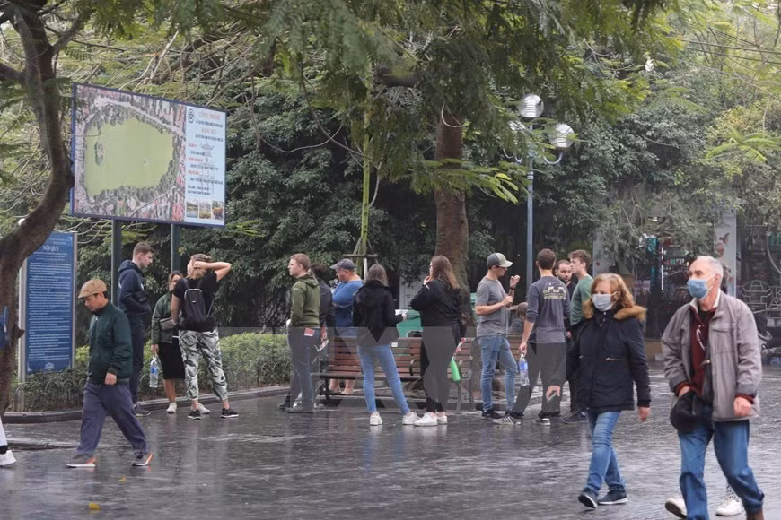 Услуги общественного питания на туристических объектах вокруг озера Хоанкием вновь доступны для посетителей (Фото: ВИА)